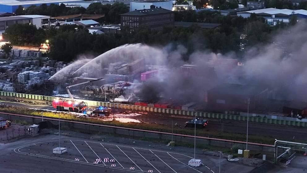 Explosiones y caos en el puerto de Hamburgo: un incendio desata alarma en la principal terminal alemana