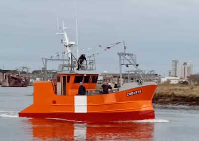 Botadura del buque pesquero artesanal Codaste en Puerto Quequén