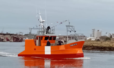 Botadura del buque pesquero artesanal Codaste en Puerto Quequén