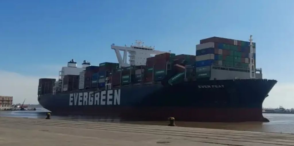 El Ever Feat permanece en Montevideo: operativo de seguridad y descarga tras el colapso de contenedores