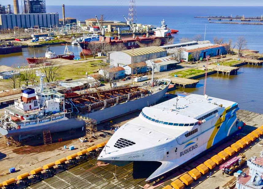Ingresó el ferry Atlantic III a Tandanor para inspecciones técnicas en Syncrolift