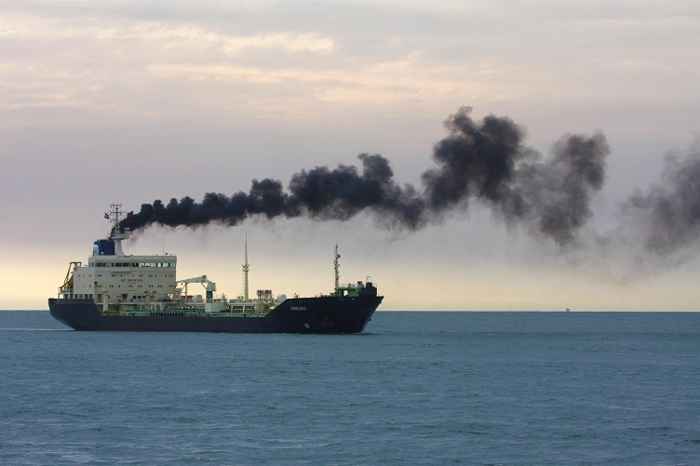 EE. UU. desafía el plan climático de la OMI y amenaza con represalias