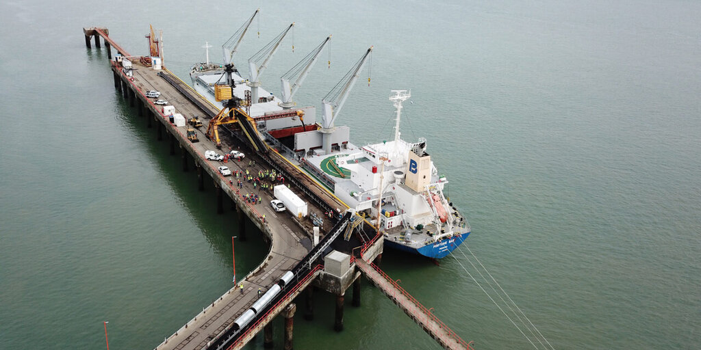 El carbón de Río Turbio vuelve a navegar: exportación histórica desde Punta Loyola rumbo a Brasil