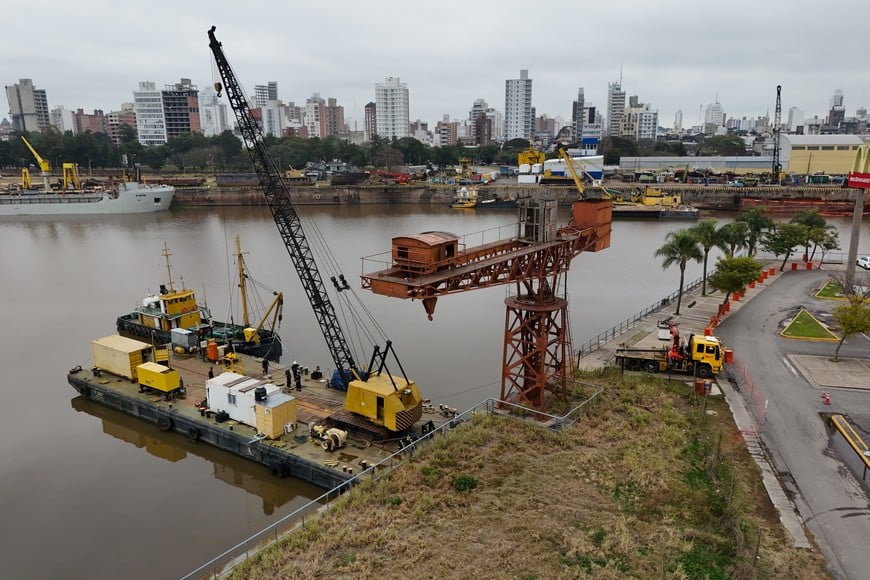 Santa Fe retira su grúa centenaria para preservarla y aliviar la estructura del Dique 1
