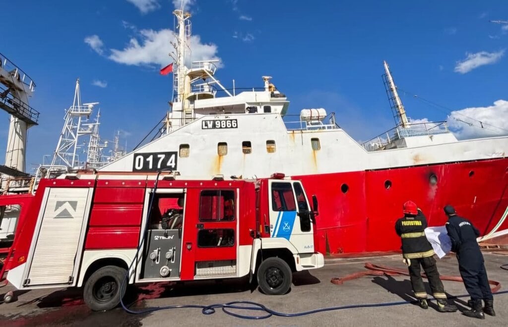 Prefectura Naval sofocó un incendio en un buque pesquero en Mar del ...