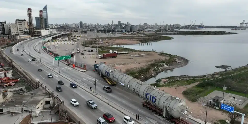 De Montevideo a Buenos Aires: embarcan una torre de destilación de gran porte para una refinería argentina
