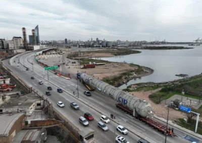 De Montevideo a Buenos Aires: embarcan una torre de destilación de gran porte para una refinería argentina