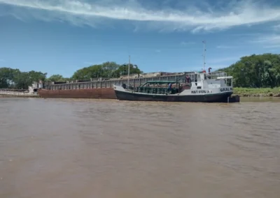 Una barcaza de 140 toneladas volvió a quedar a la deriva en Reconquista: advertencia sobre los riesgos del abandono fluvial