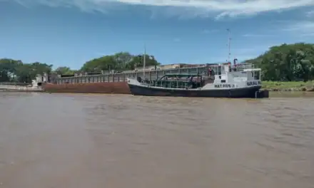 Una barcaza de 140 toneladas volvió a quedar a la deriva en Reconquista: advertencia sobre los riesgos del abandono fluvial