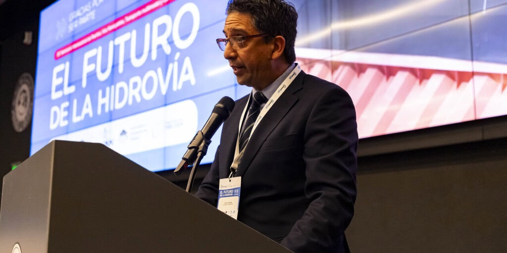 Grupo Servicios Marítimos presentó en el Seminario Internacional de Puertos su innovación para la Hidrovía: la barcaza Grisel N