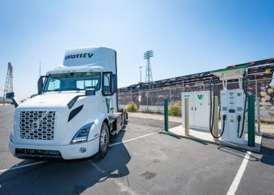 Los puertos de Los Ángeles y Long Beach refuerzan su transición hacia camiones de cero emisiones
