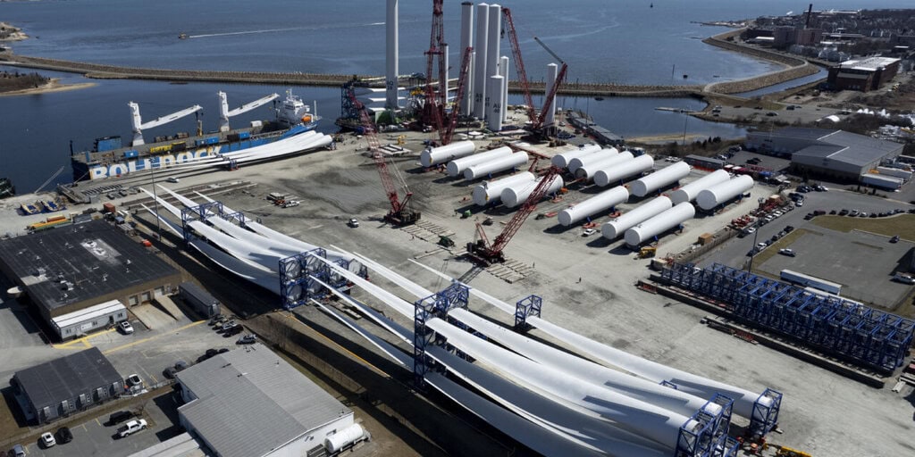 Astilleros y puertos de EE.UU. se quedan sin viento: la ofensiva anti-eólica de Trump deja cientos de millones en pérdidas