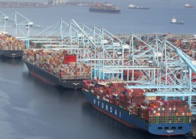 Disputa EE. UU. vs China se traslada a las grúas portuarias: nuevos aranceles a equipos chinos tensan la guerra comercial marítima