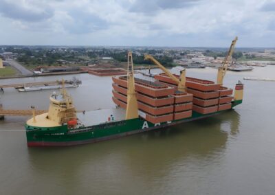 Brasil realiza una operación inédita: barcazas apiladas en un buque rumbo a la Hidrovía