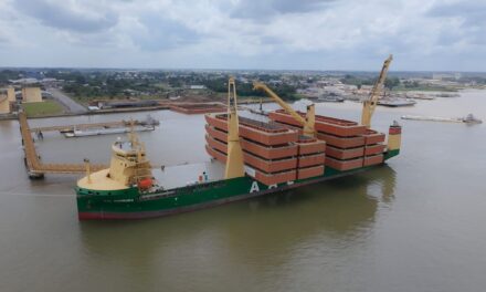 Brasil realiza una operación inédita: barcazas apiladas en un buque rumbo a la Hidrovía