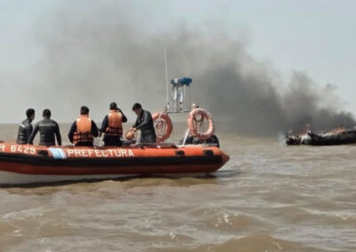 Rescatan a dos navegantes de un velero en llamas en el canal Emilio Mitre