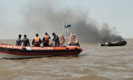 Rescatan a dos navegantes de un velero en llamas en el canal Emilio Mitre