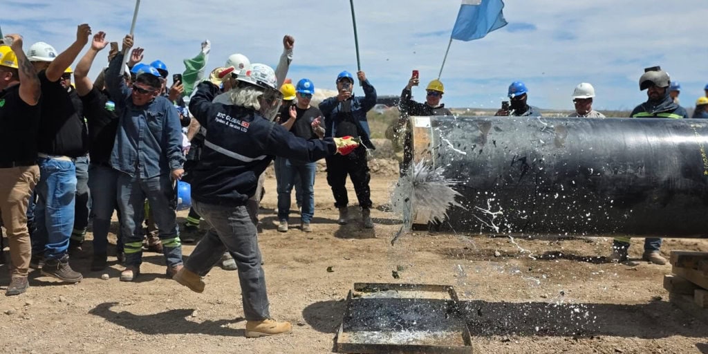 Río Negro consolida su protagonismo energético con la última soldadura del oleoducto Vaca Muerta Oil Sur