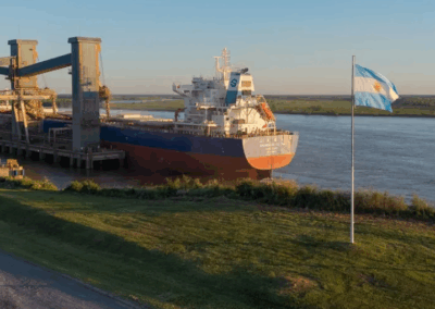 El primer embarque de trigo argentino a China combina hidrovía y puerto marítimo en una operación inédita