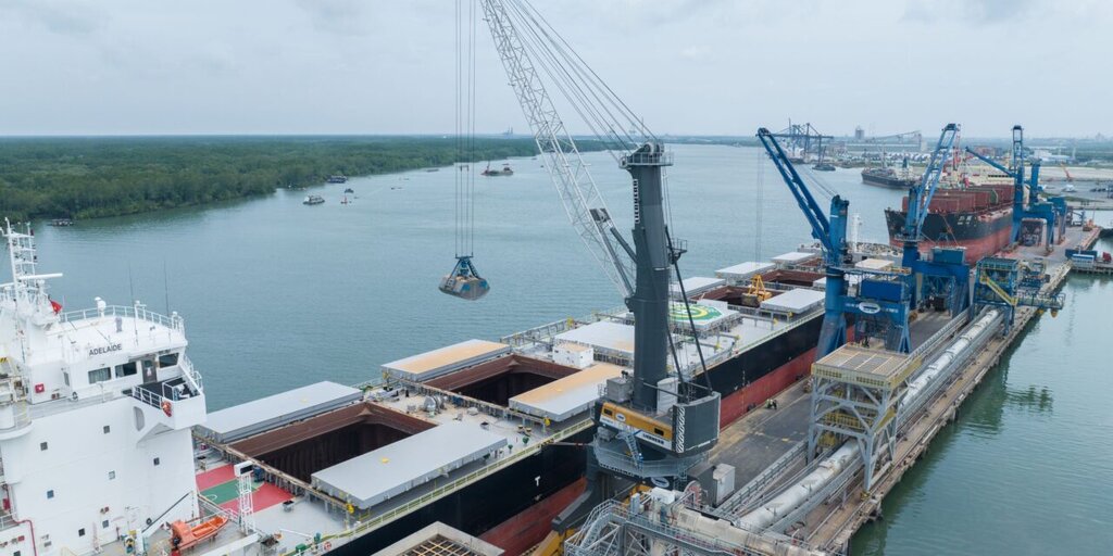 Un nuevo pórtico eléctrico Liebherr optimiza las operaciones de graneles en el puerto vietnamita de Phu My