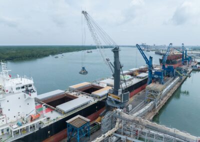 Un nuevo pórtico eléctrico Liebherr optimiza las operaciones de graneles en el puerto vietnamita de Phu My