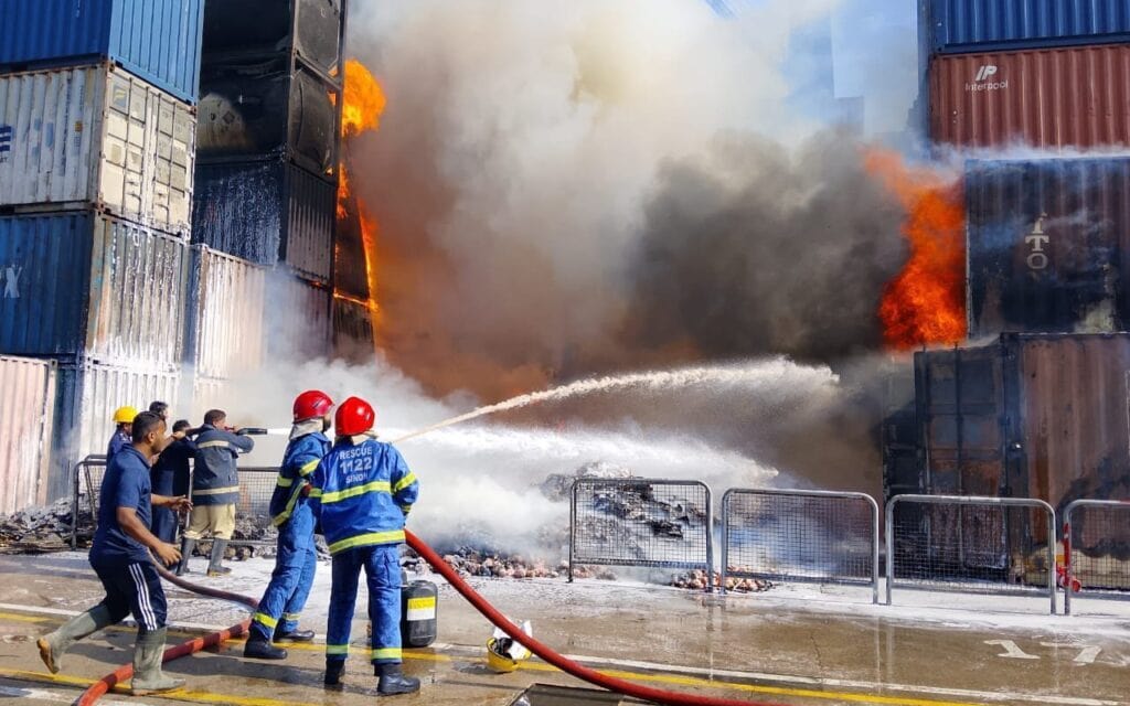 Karachi Port: incendio de contenedores en KICT vuelve a exponer el riesgo logístico de cargas con baterías de litio
