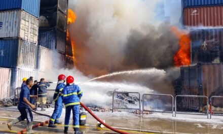 Karachi Port: incendio de contenedores en KICT vuelve a exponer el riesgo logístico de cargas con baterías de litio