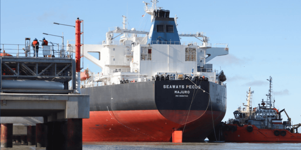 Del muelle a los mercados: seis meses de exportaciones de crudo desde Puerto Rosales