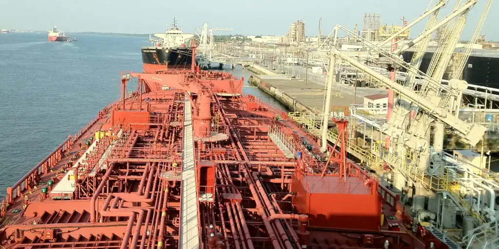 Petróleo global: un 2025 de sobreoferta y precios en baja frente a un 2026 que suma el factor Venezuela