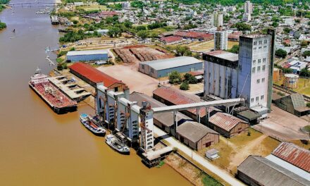 Concepción del Uruguay con actividad plena en muelles y canal