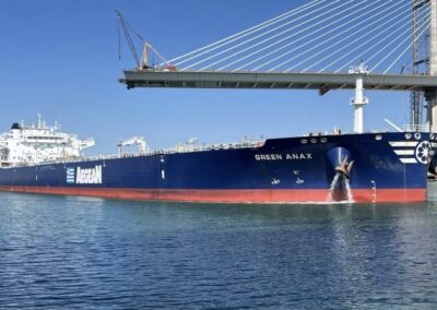 Puerto Rosales realiza triple operación simultánea de carga y descarga de crudo