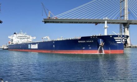 Puerto Rosales realiza triple operación simultánea de carga y descarga de crudo