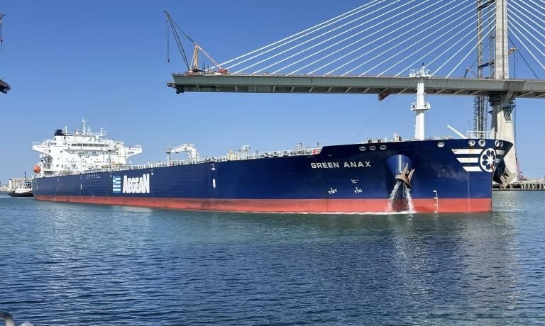 Puerto Rosales realiza triple operación simultánea de carga y descarga de crudo