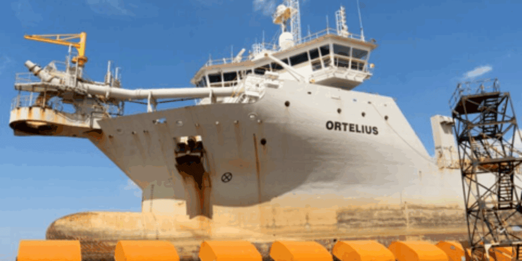 La draga Ortelius de Jan De Nul realiza mantenimiento en Tandanor