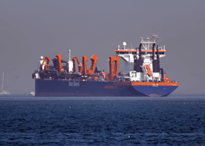 Crisis en el estrecho de Ormuz: minas, AIS alterado y buques fondeados golpean la logística global