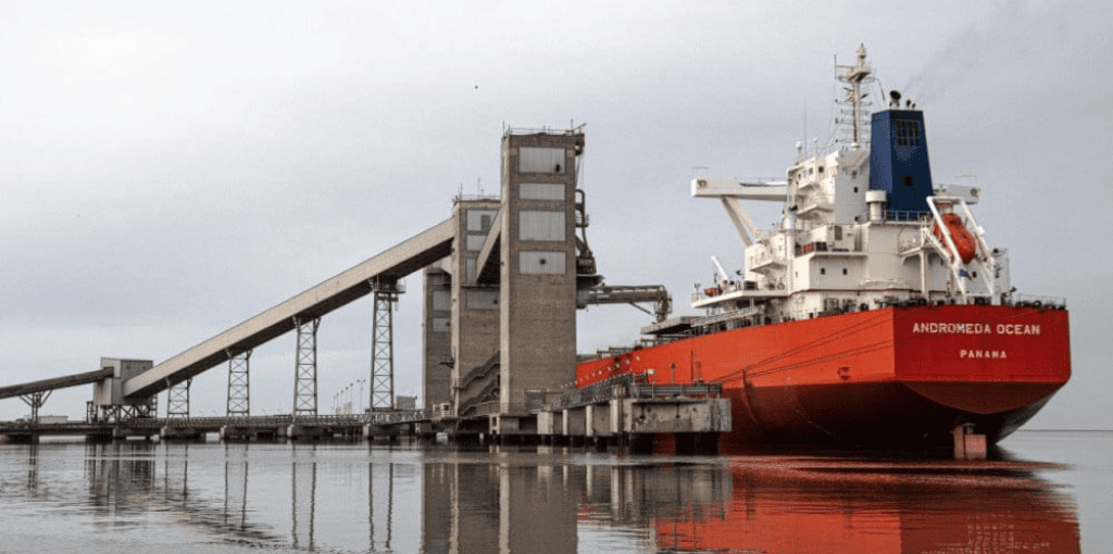 Bloqueos al transporte de granos frenan cargas en Bahía Blanca y Quequén y agravan la crisis logística cerealera