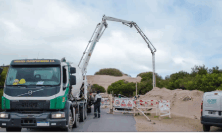 Puerto Quequén construye una nueva torre para la Baliza Posterior del canal exterior
