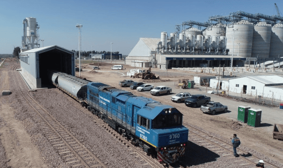 La paradoja del embudo: el ferrocarril está ahí, pero los granos igual van en camión