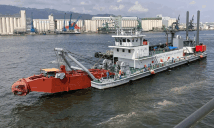 La draga DRM-5 Paraguay desembarcó en Nueva Palmira y avanza hacia el río Paraguay