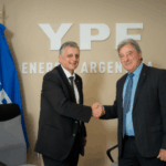 YPF y Mercedes-Benz sellan un acuerdo de logística para Vaca Muerta