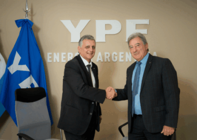 YPF y Mercedes-Benz sellan un acuerdo de logística para Vaca Muerta