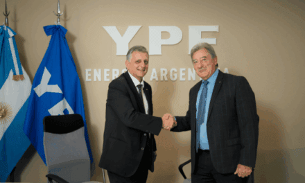 YPF y Mercedes-Benz sellan un acuerdo de logística para Vaca Muerta