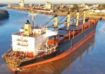El Orient Glory llegó a Concepción del Uruguay para cargar madera entrerriana