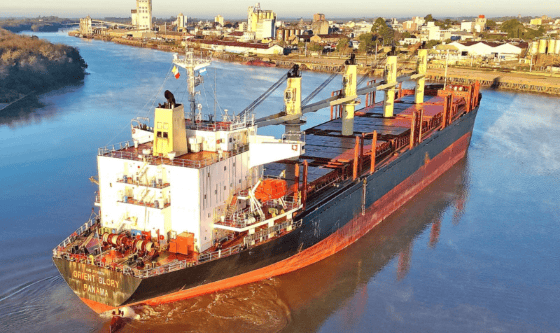 El Orient Glory llegó a Concepción del Uruguay para cargar madera entrerriana