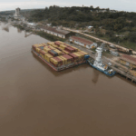 Puerto Diamante recibe su primer convoy completo de barcazas contenedoras