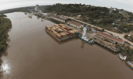 Puerto Diamante recibe su primer convoy completo de barcazas contenedoras