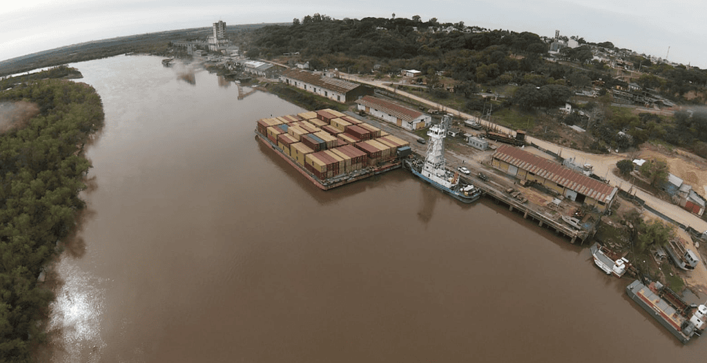 Puerto Diamante recibe su primer convoy completo de barcazas contenedoras