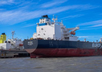 Puerto Rosales opera tres buques tanque en simultáneo y despacha más de 250.000 m³ de crudo rumbo a Estados Unidos