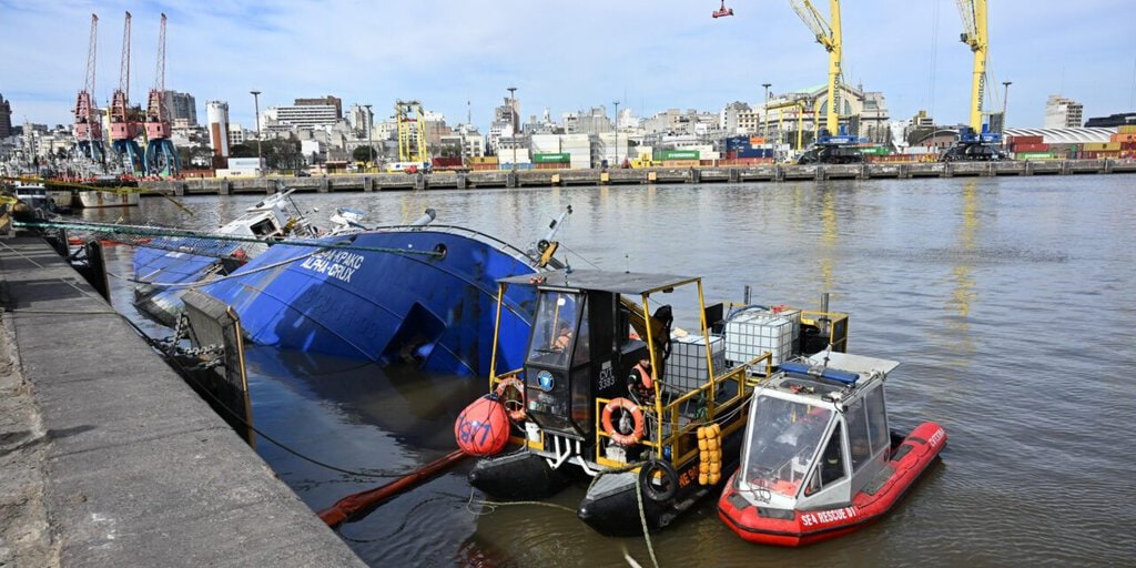 El Alpha-Crux escora en el Puerto de Montevideo y activa el protocolo ambiental de la ANP