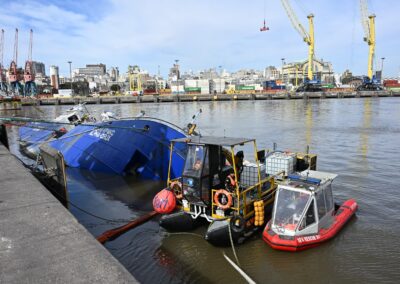 El Alpha-Crux escora en el Puerto de Montevideo y activa el protocolo ambiental de la ANP